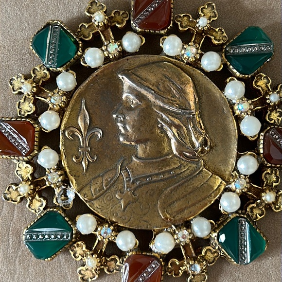 VTG Coin Medallion Pendant, gold color with rhinestones and resin stones - Picture 3 of 7